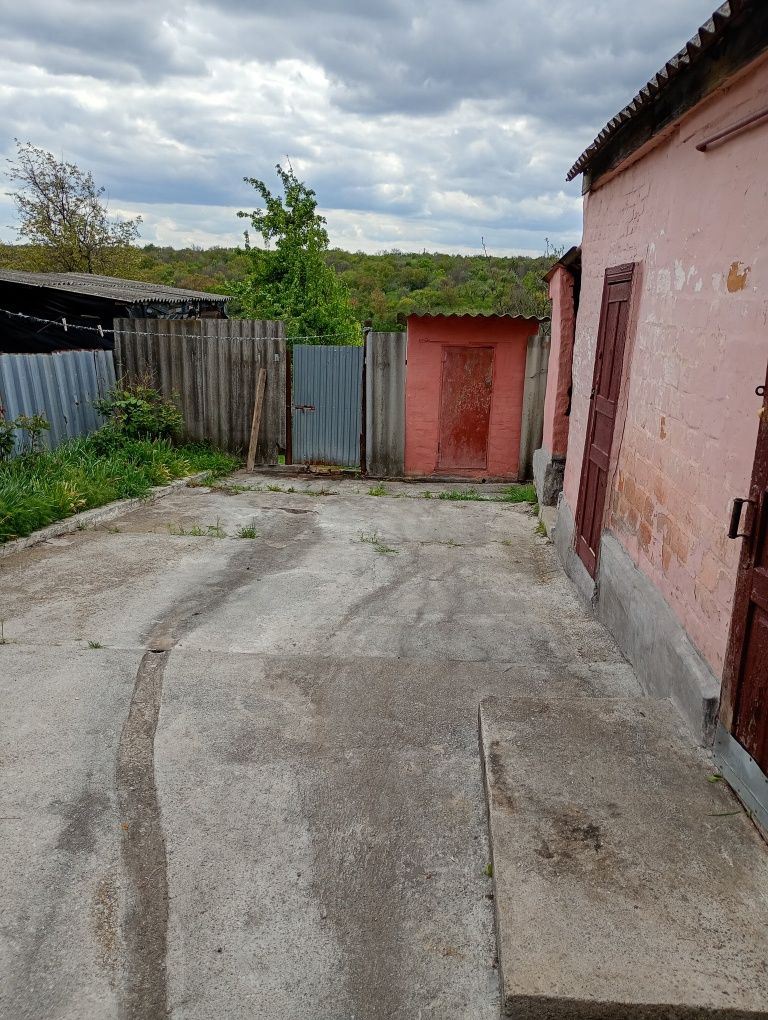 Продається пів будинку