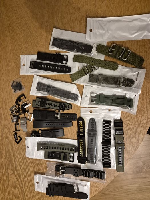 Zestaw akcesoriów do zegarków - paski, bransoleta, sprzączki.