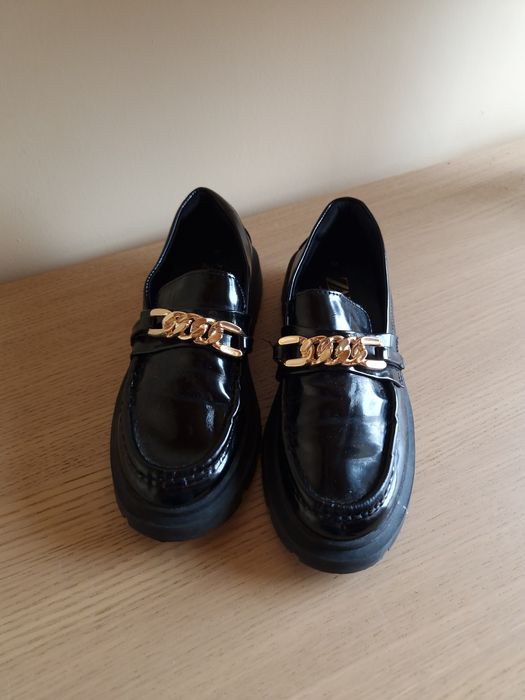 Loafersy lakierowane czarne złote łańcuchy Zara roz. 34
