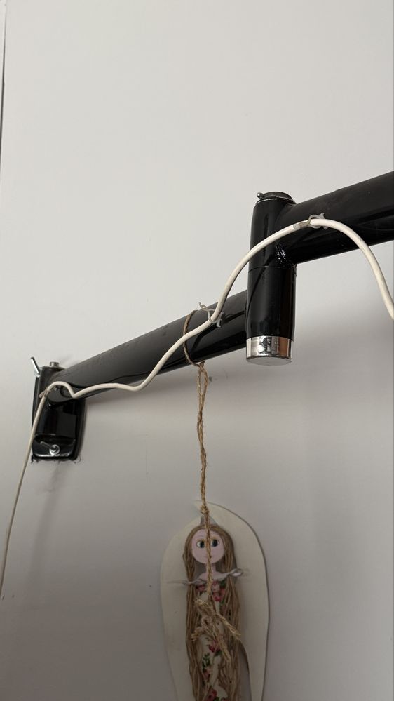 System zawieszenia lamp studyjnych do ściany typu bom