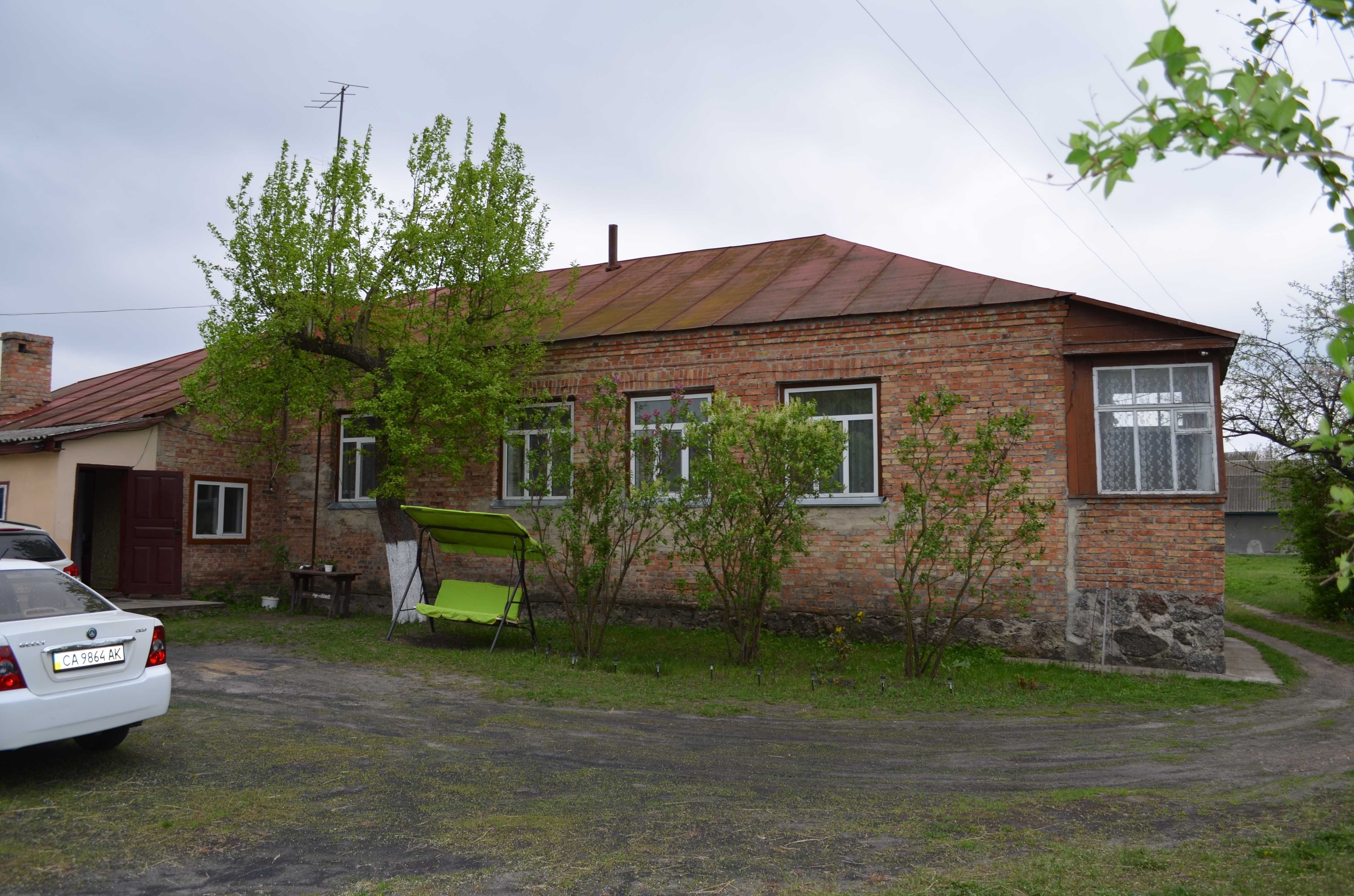 Великий будинок в центрі с. Тубільці, 1 Гектар землі, 40 км від Черкас