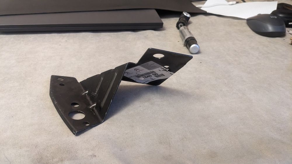 Кронштейн крыла передний левый Peugeot 207