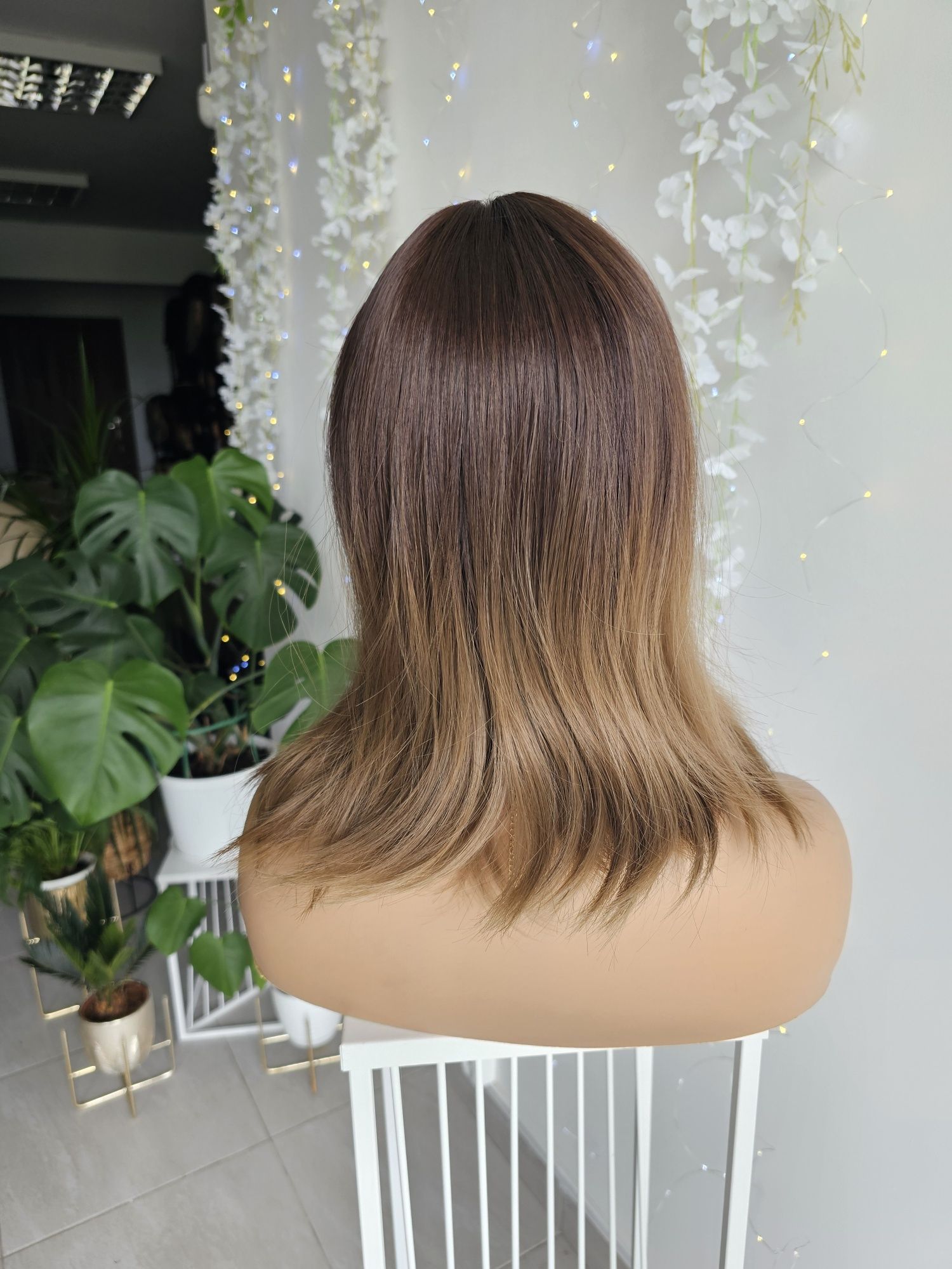 Peruka blond brąz sombre z grzywką 40 cm naturalna fryzura Zoe