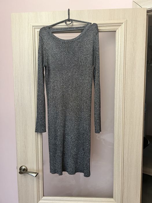 Плаття з голою спинкою