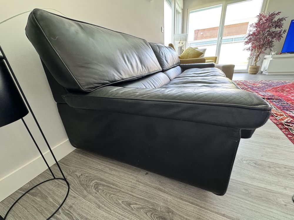 Sofa em pele preta da Cassina