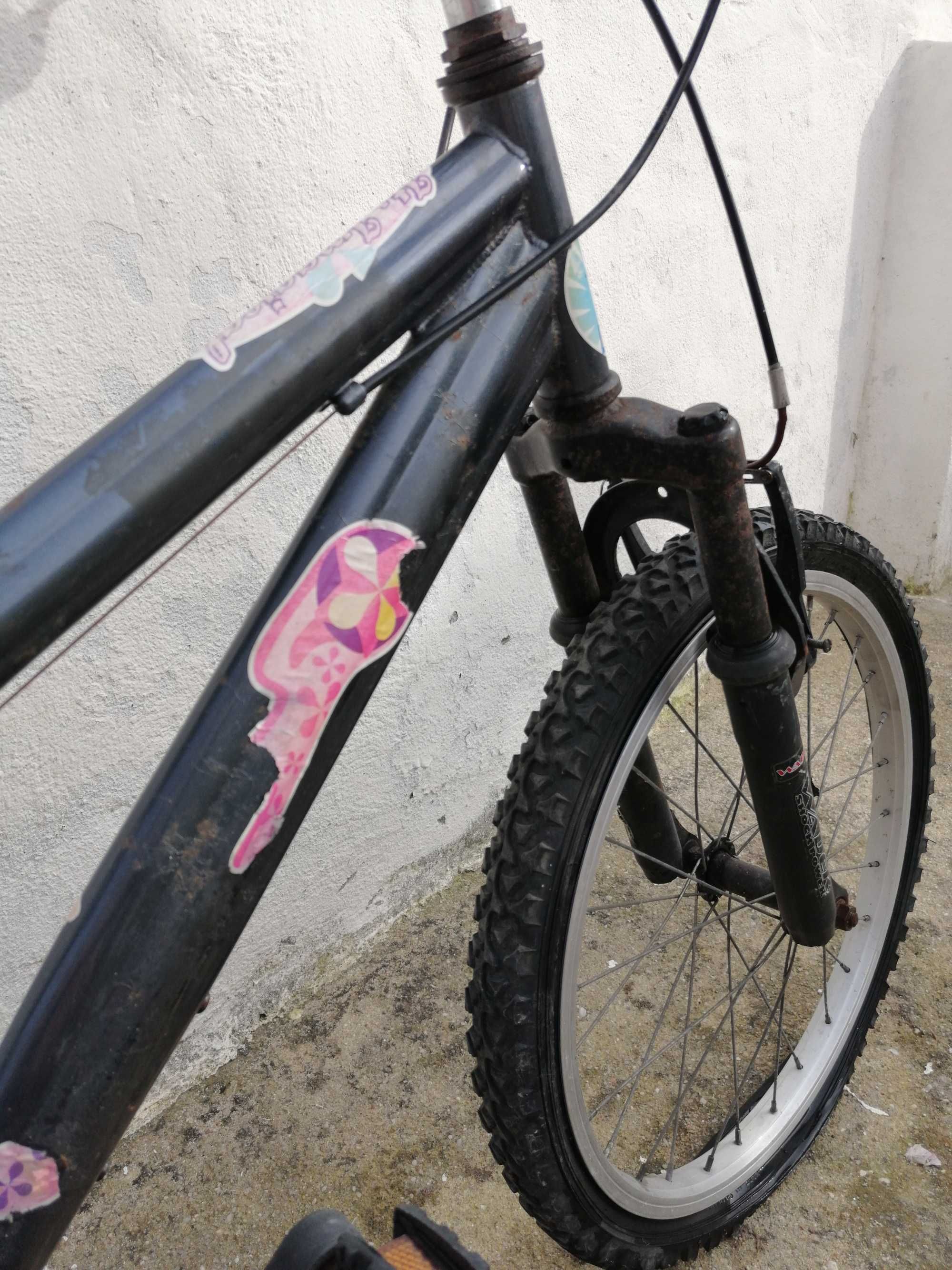 Bicicleta de criança (necessita pneus novos, 20'')