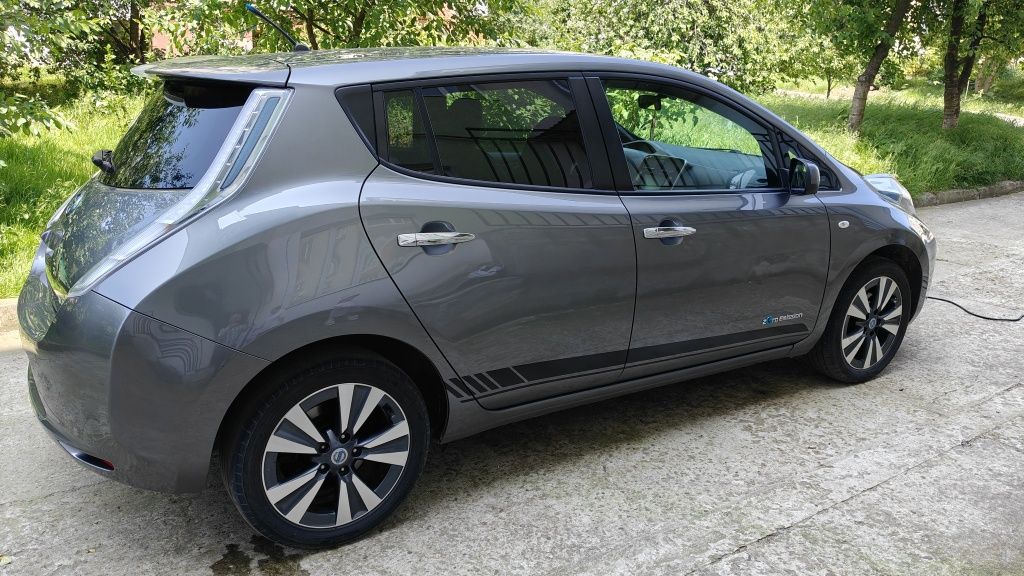 Продам Nissan Leaf .