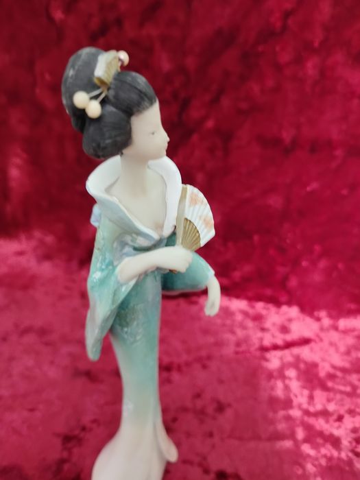Статуэтка  японка..