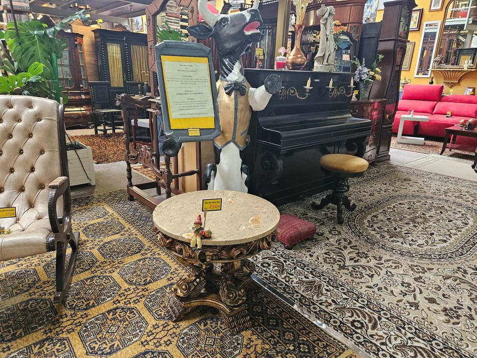 Mesa de centro redonda em madeira trabalhada e tampo em pedra