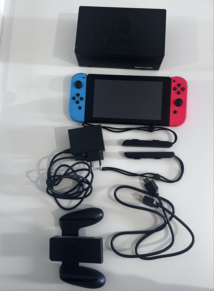 Nintendo Switch v2 + 2 gry - komplet, stan idealny