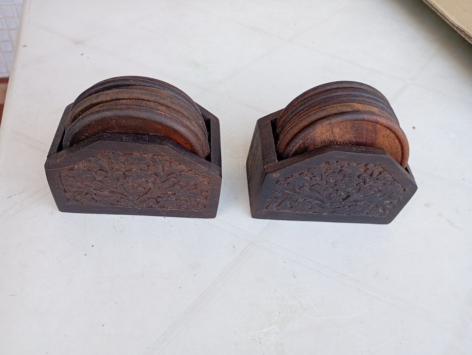 2 conjuntos indianos de 6 bases para copos em madeira esculpida

Vend