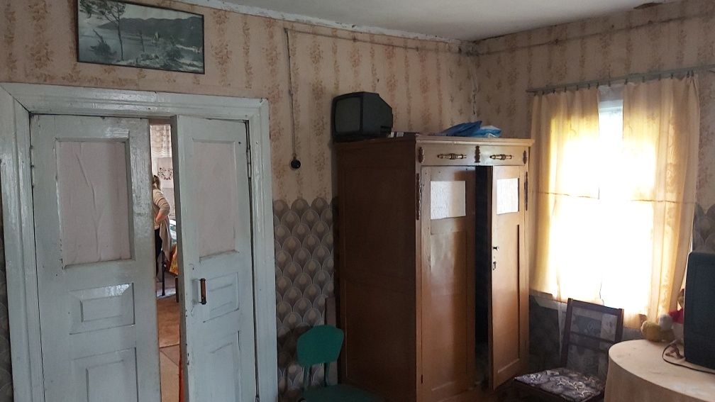 Будинок у ліса, блакитні озера.