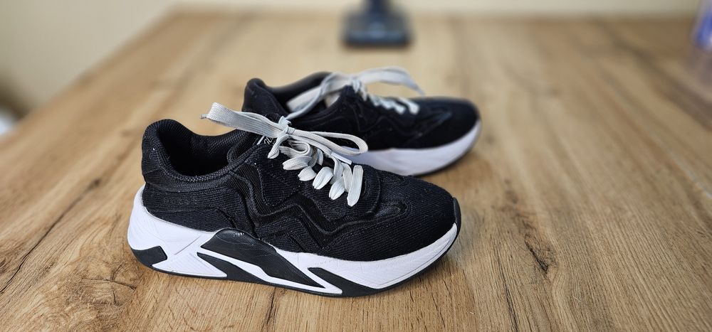 Продам кросівки жіночі Guess