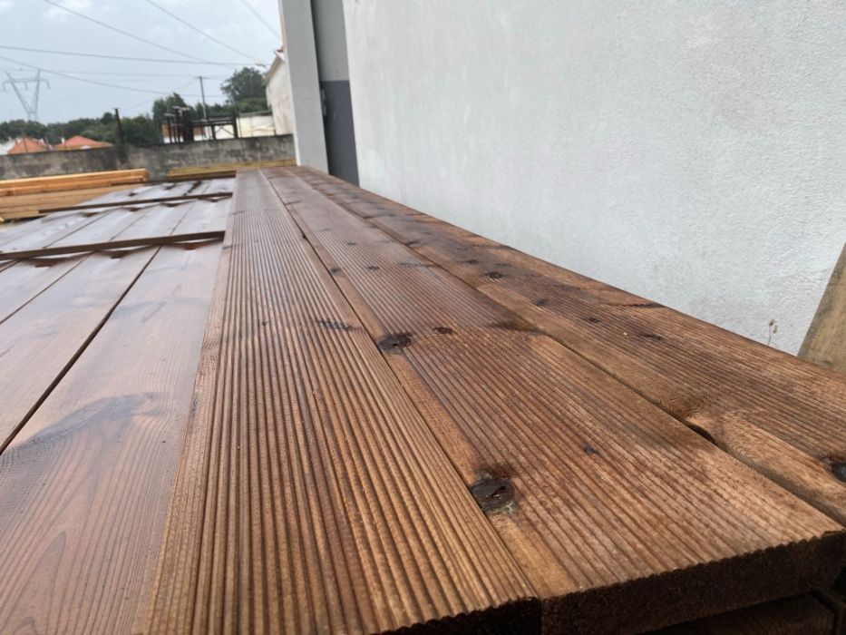 Deck Castanho de Casquinha Vermelha Tratado Antiderrapante