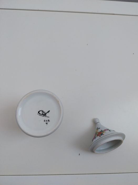 Lindo pote em porcelana da Cof Oliv.Frades