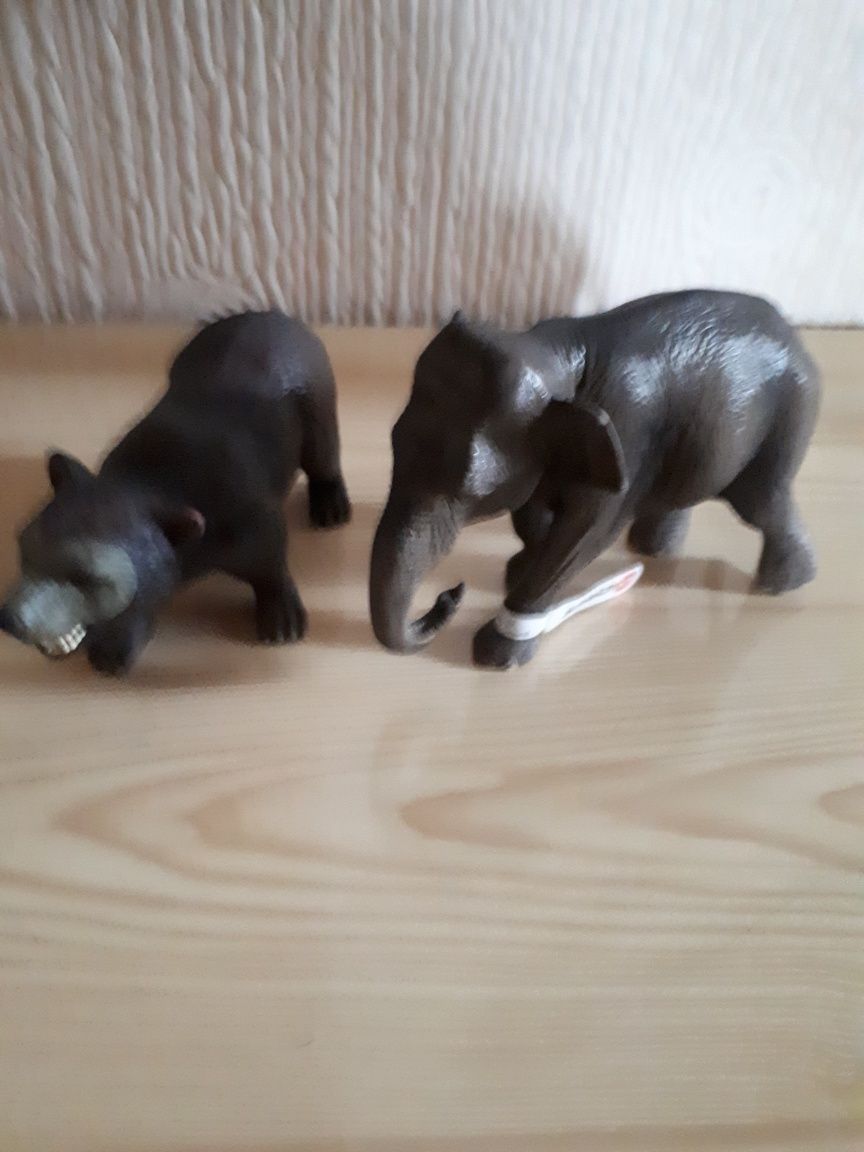 Figurki plastikowe słoń i niedźwiedź. Cena za 2 sztuki