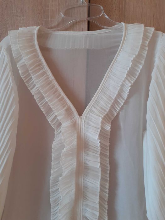 36 38 40 Bluzka z żabotem i plisowanymi rękawami biała przezroczysta