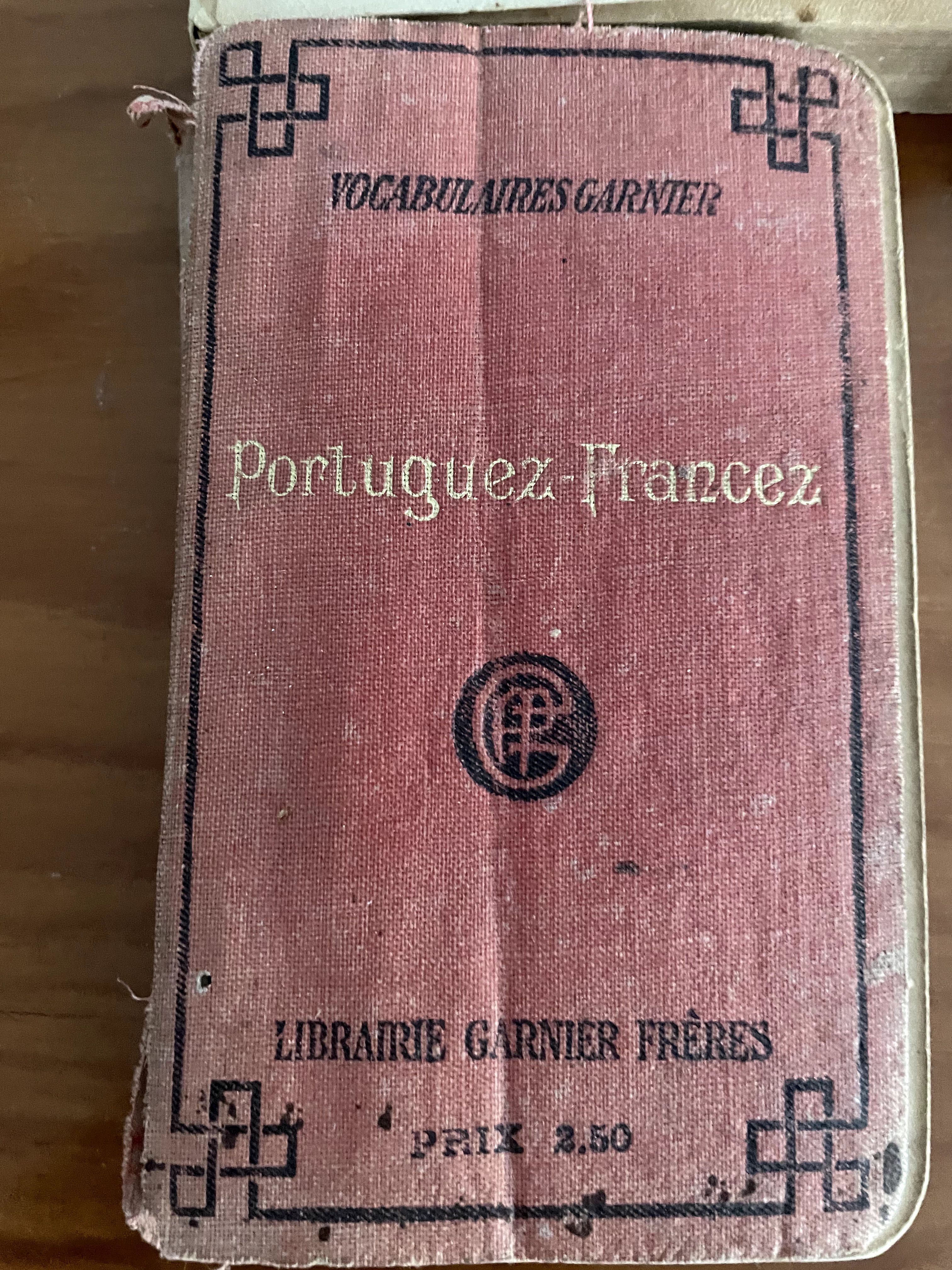 Livros e caderno antigo sem estar usado