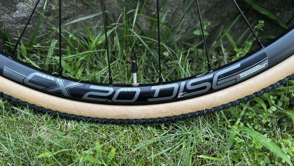 Koła gravel 28 CX 20 Disc. Na oponach z dętkami. Stan bdb.