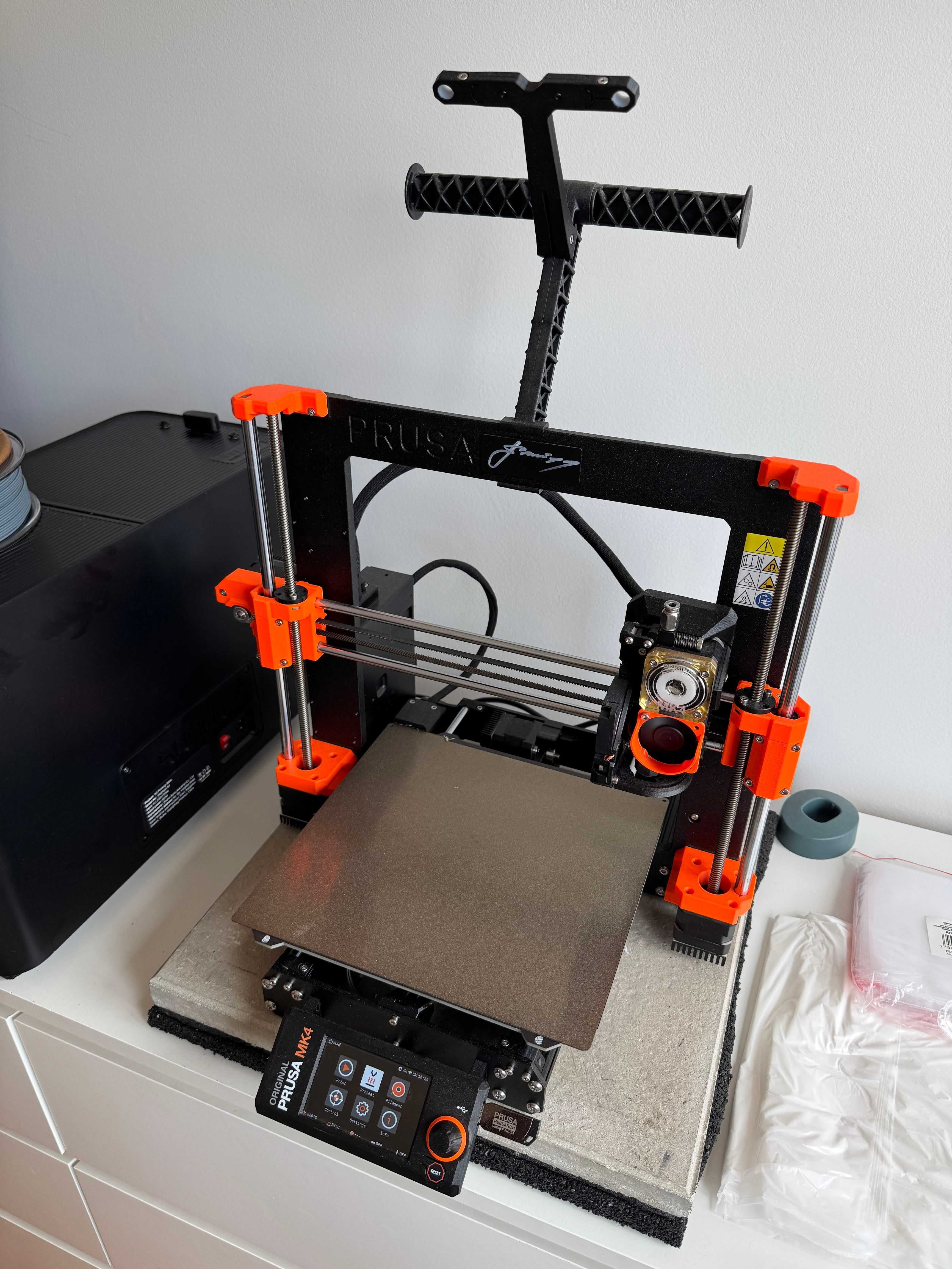Impressora 3D Prusa Mk4s - assinada e com acessórios