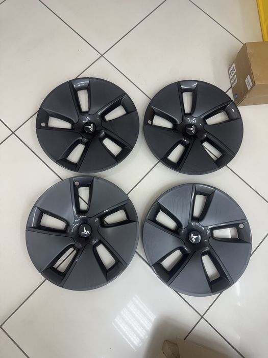 Продам оригінальні ковпаки для Tesla Model 3, R18