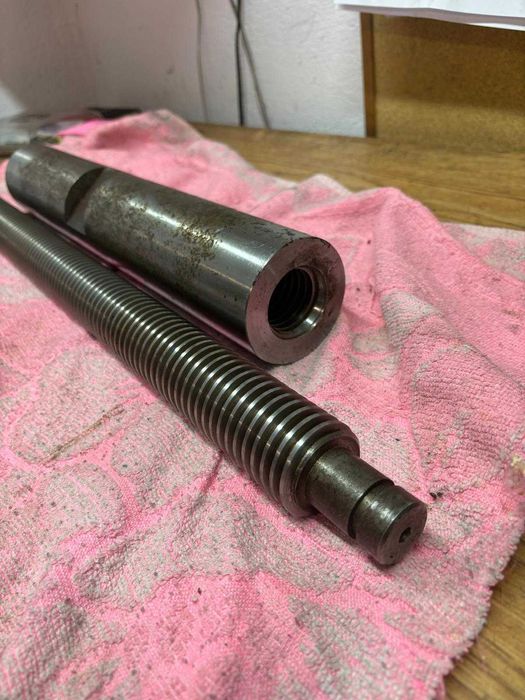 Śruba Trapezowa wraz z nakrętką w wale.