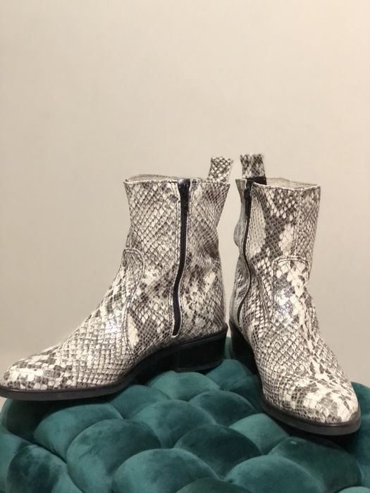 Жіночі шкіряні козаки