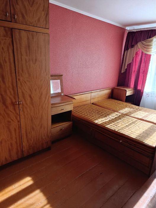 Здам кімнату в гуртожитку, Інститутська