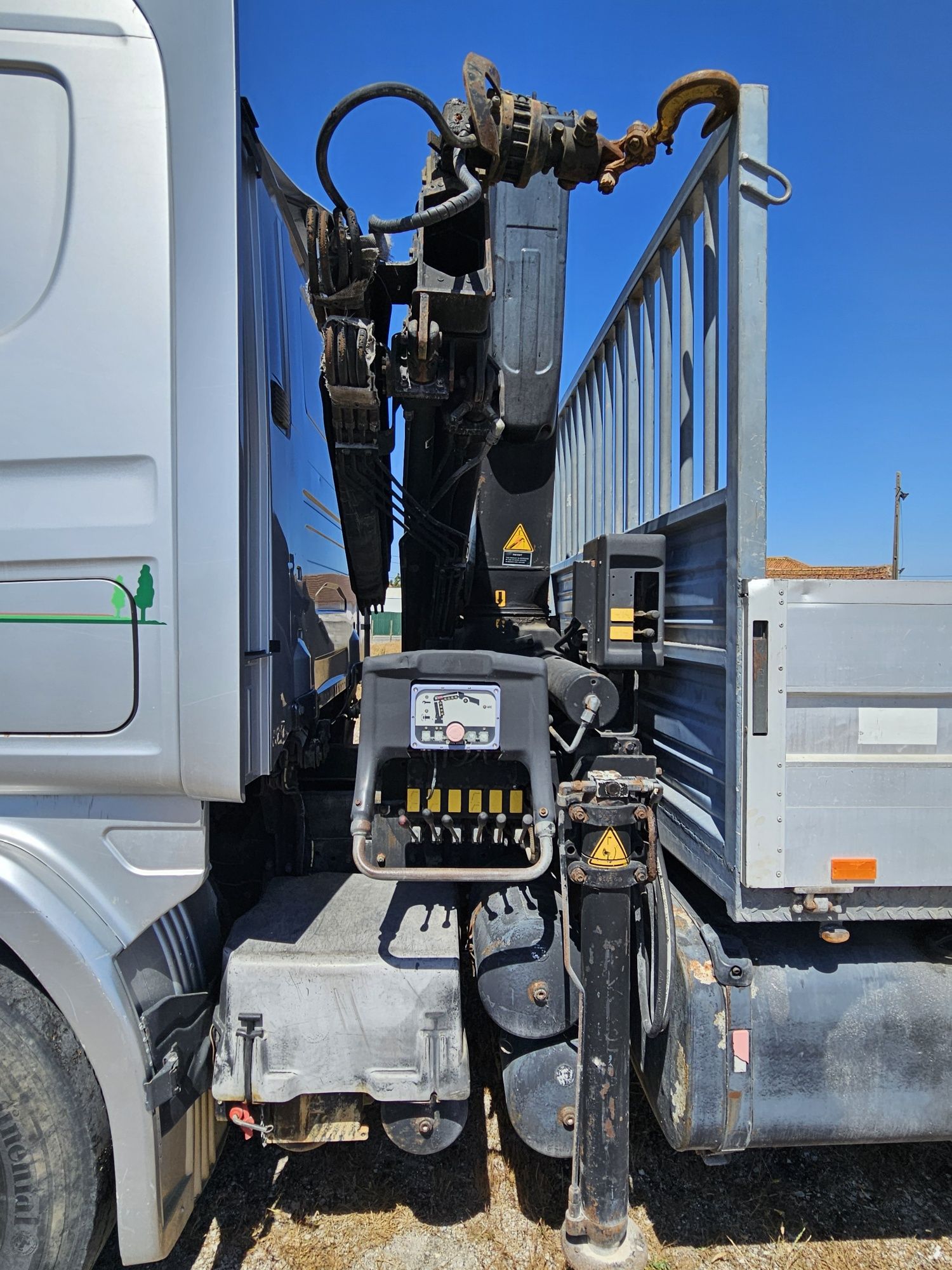 Scania com grua nacional caixa de carga com 7,30 mf