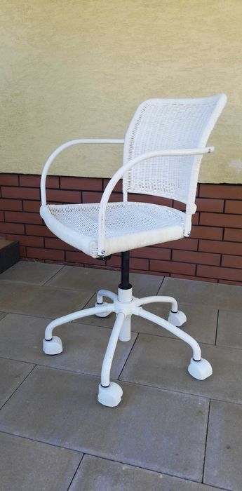 krzesło biurowe białe metalowe fotel kręcony biurko dla dziecka