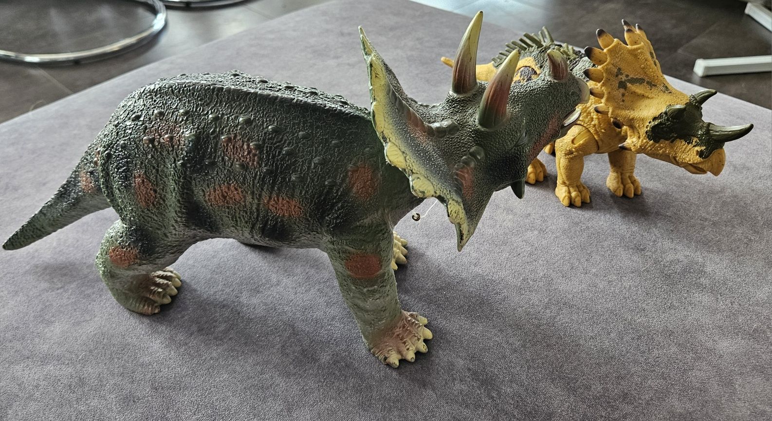 Jurassic World REALICERATOPS Dino Trackers trzy dinozaury triceratopsy