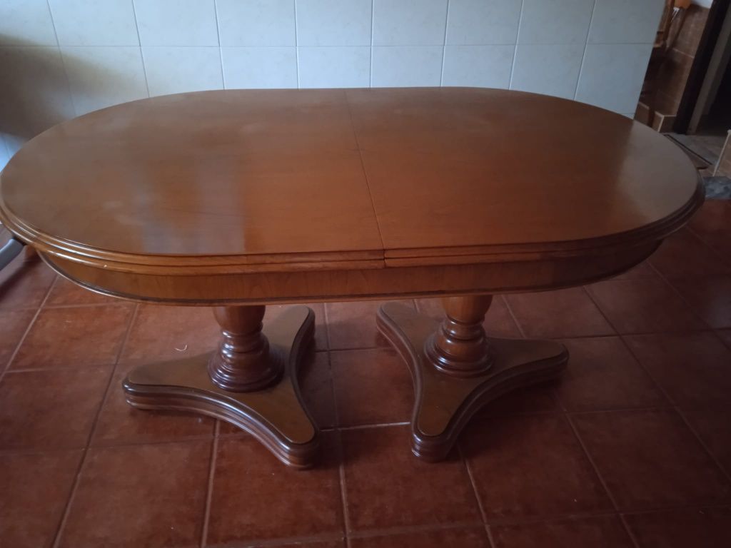 Mesa de jantar em madeira maciça