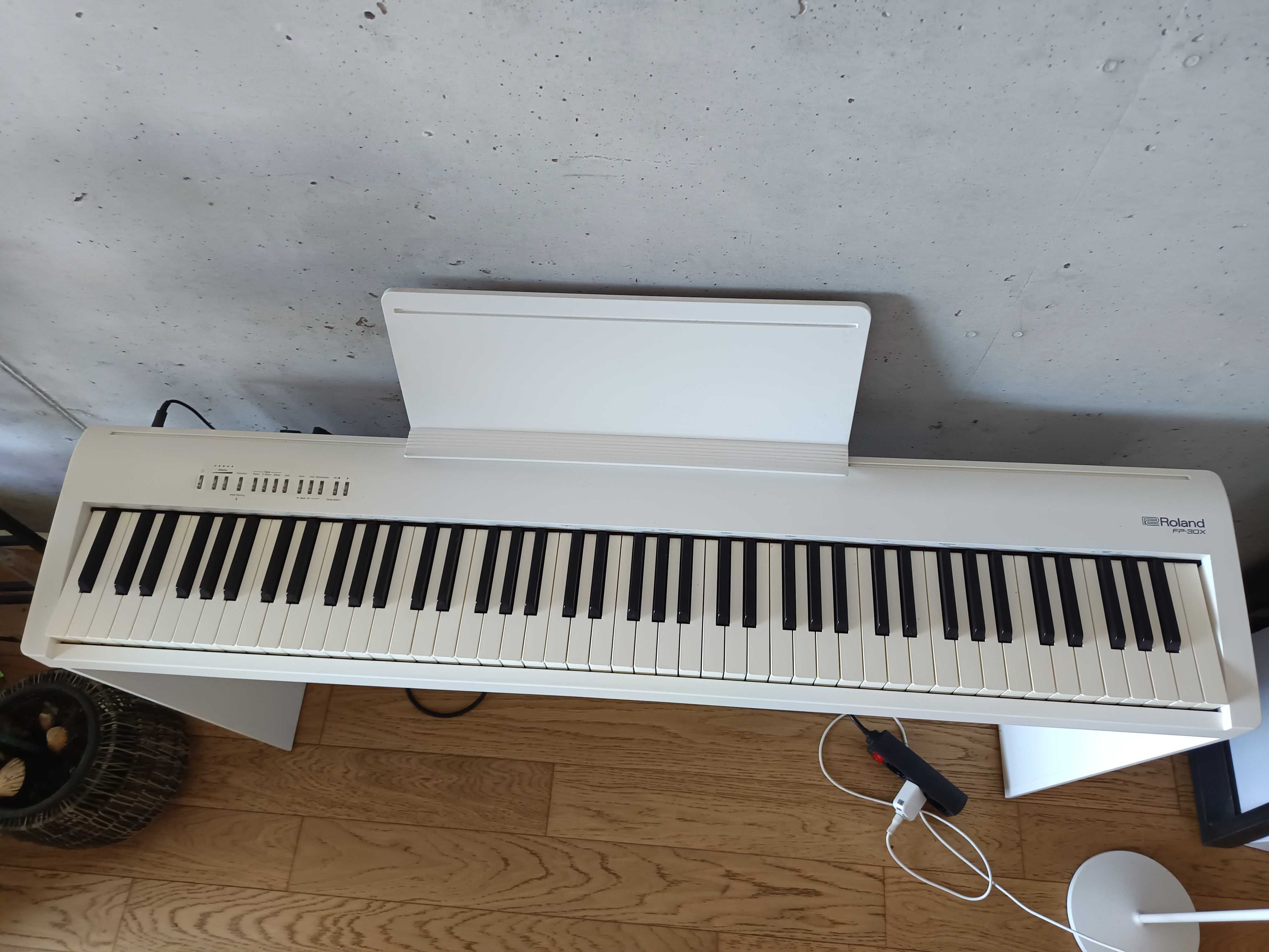 Piano Roland FP 30X com móvel de suporte