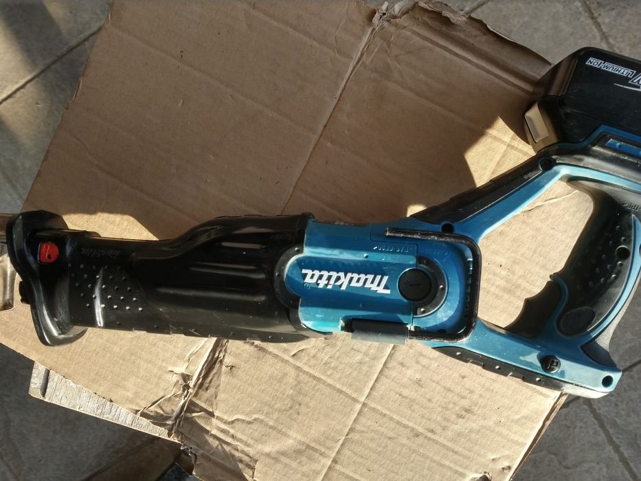 Аккумуляторная ножовка Makita DJR 181 RFE