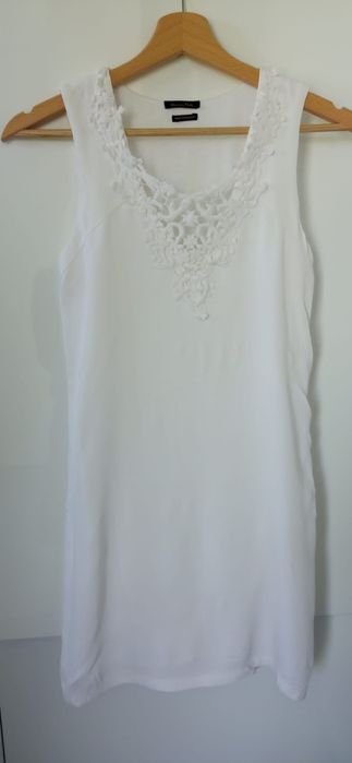 Biała sukienka z haftem Massimo Dutti xs