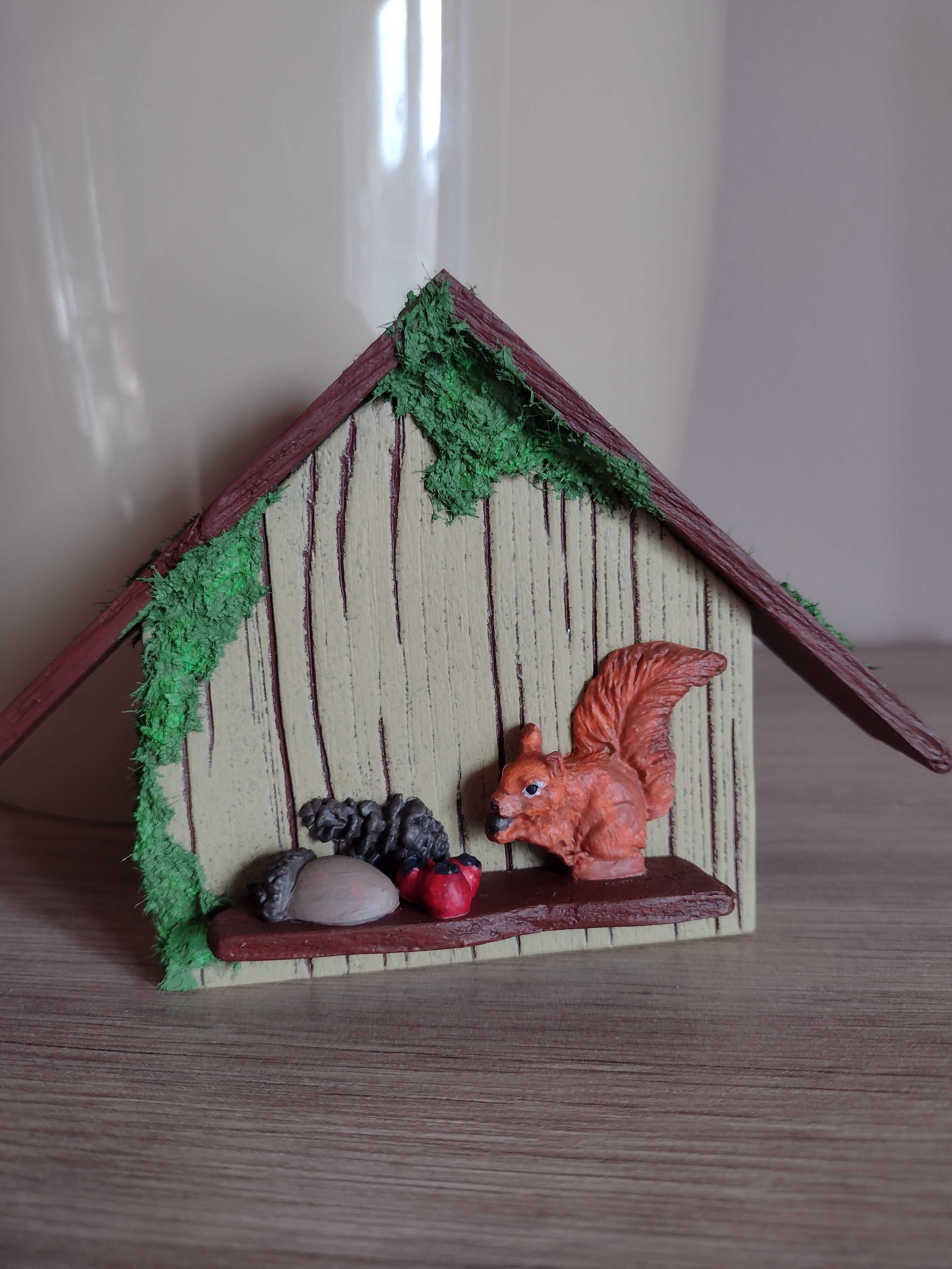 Budka domek z wiewiórkami - dekoracja