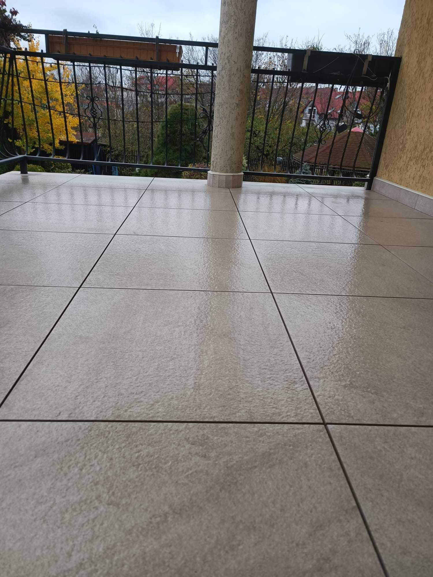 TARASY WENTYLOWANE: gres na podstawkach, izolacja, opierzenia systemow