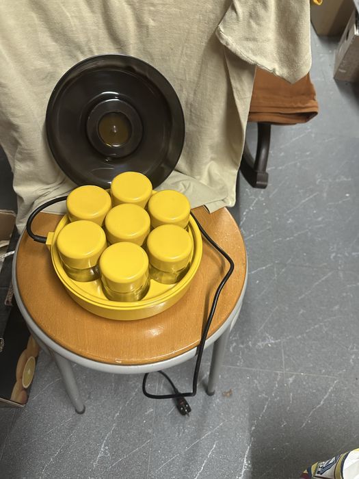 Iogurteira  com os copos esta nova á eletrividade