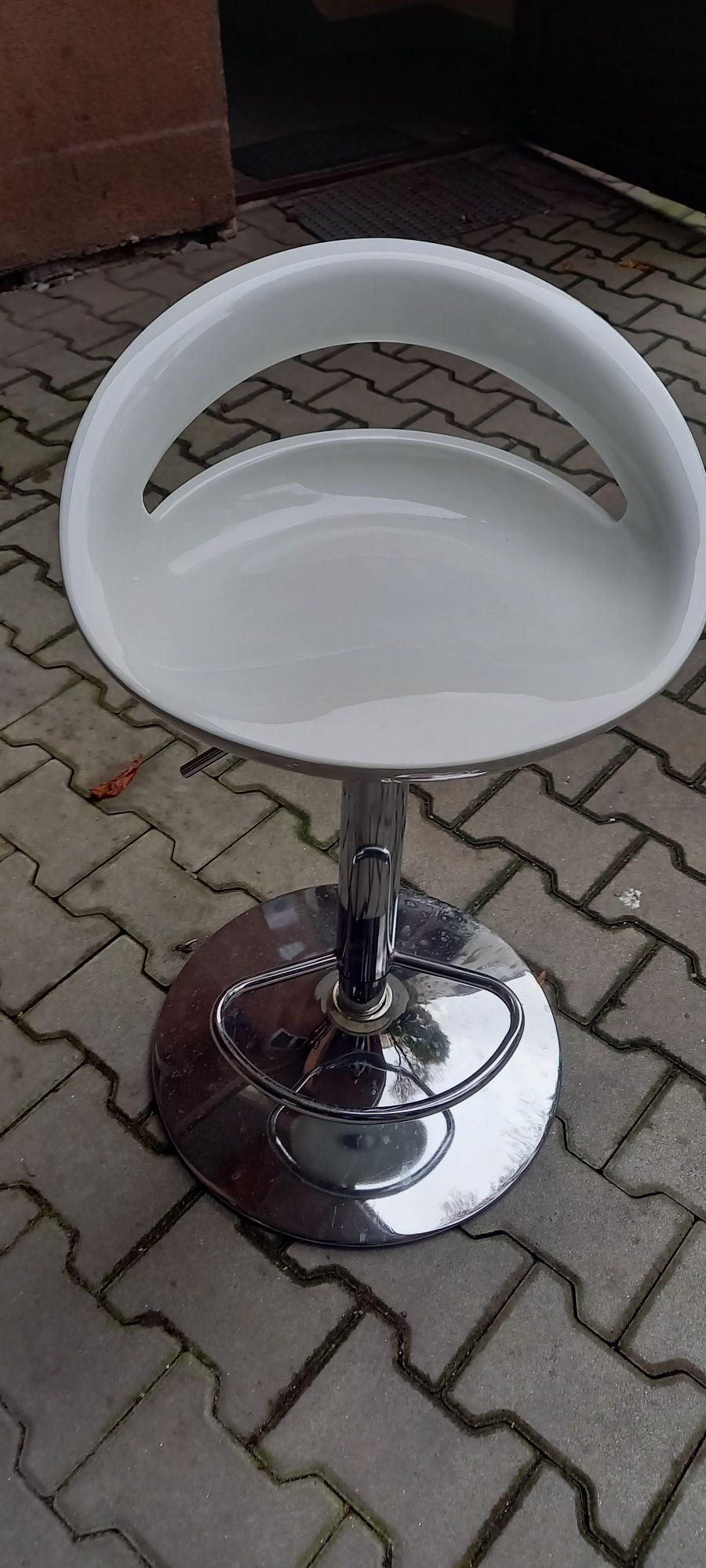 Stół barowy z krzesłami