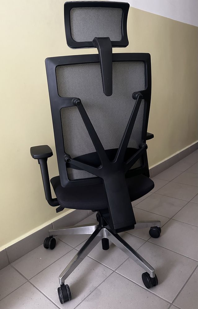 Ergonomiczny obrotowy fotel biurowy, krzesło biurowe Nowy Styl 4ME