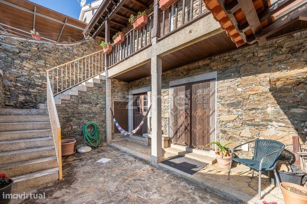 Moradia T2 com Anexo e Jardim, Amendoeira, Macedo de Cavaleiros