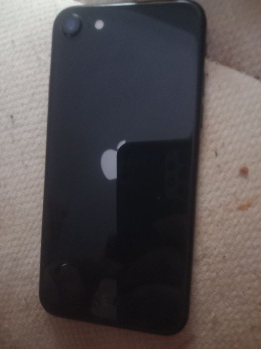 IPhone SE 2021 com capa e acessórios