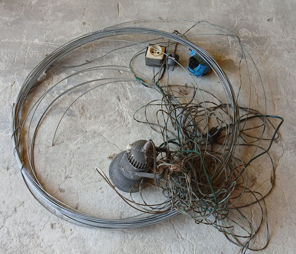 Lampa z drutem i osprzętem
