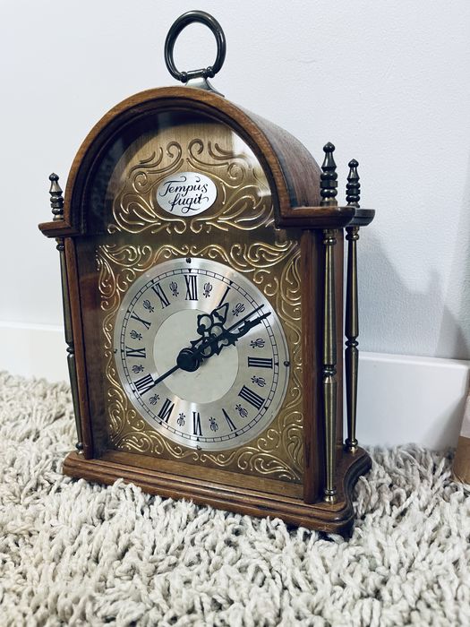 Antyczny zegar tempus fugit drewno