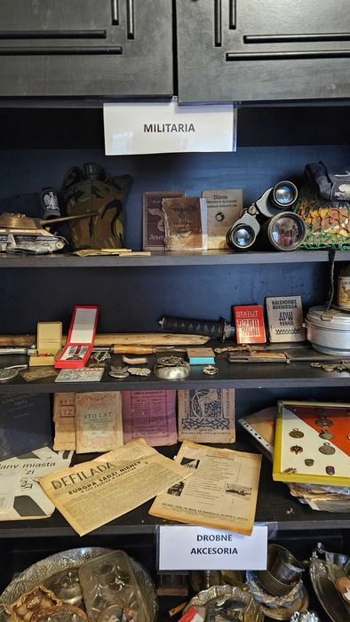 Zestaw militariów - medale, odznaczenia, dokumenty, akcesoria wojskowe