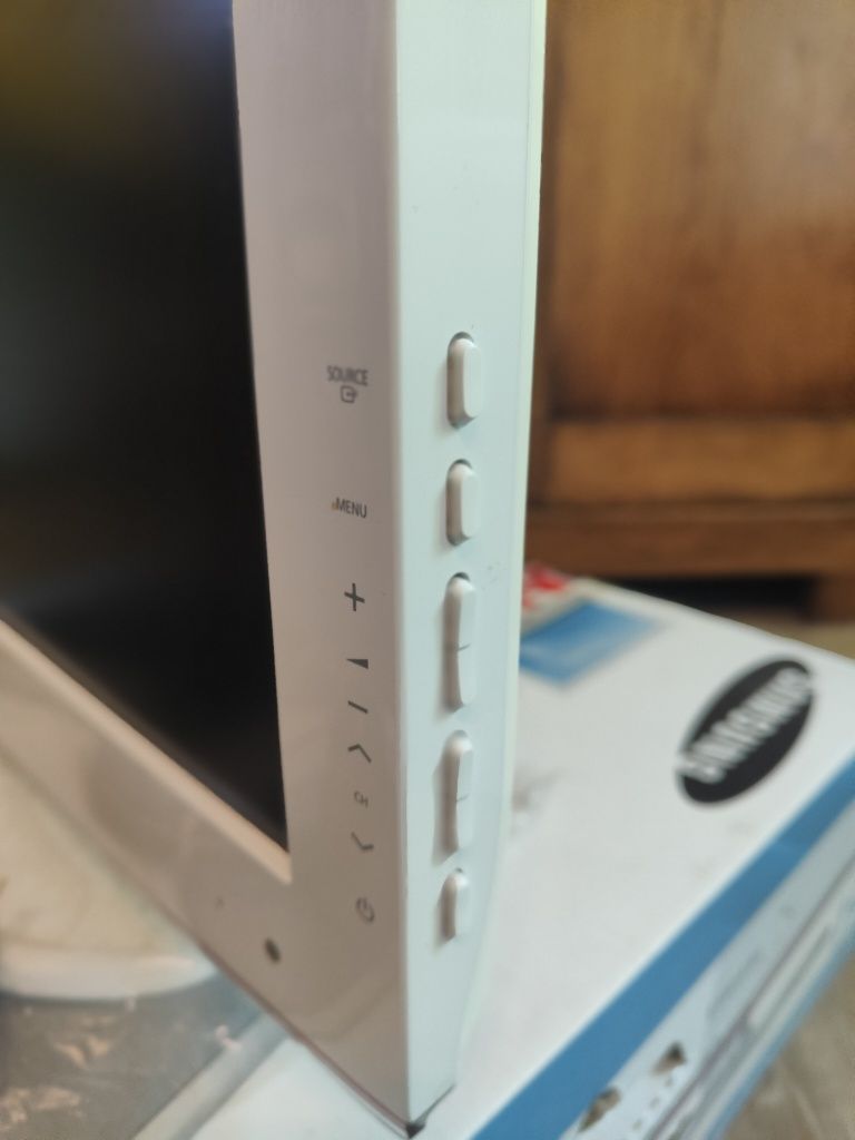 TV Samsung 19 cali z uchwytem biały.
