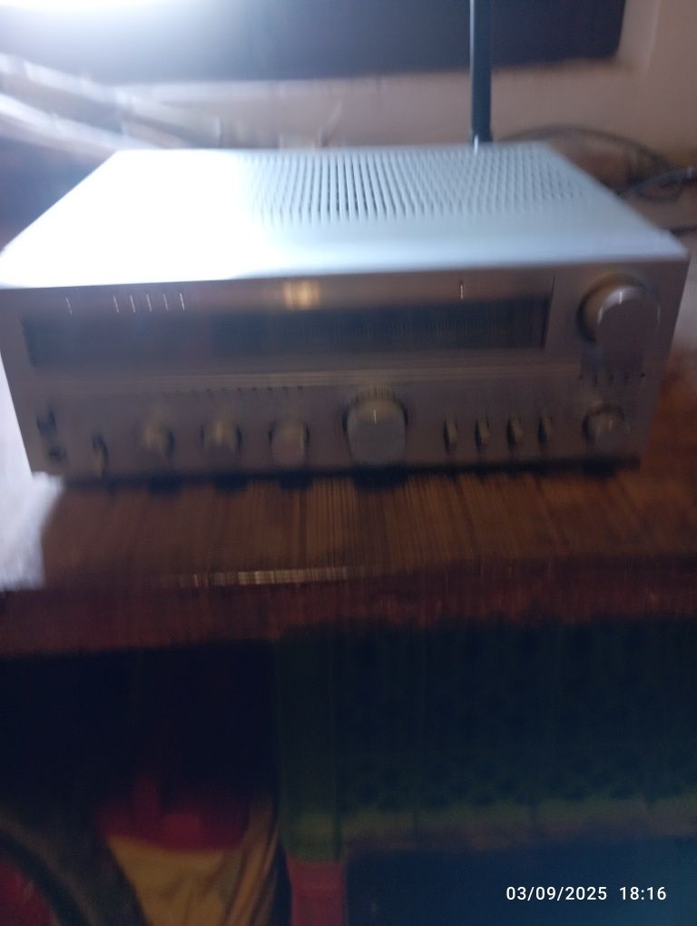 Colunas, rádio e amplificador vintage