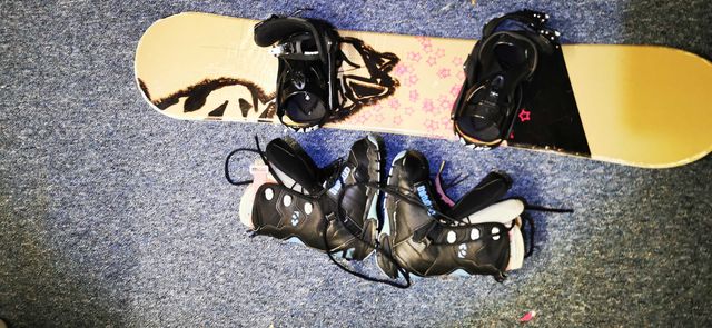 Deska snowboardowa 130 cm z zapięciami Drake i butami Thirtytwo nr 37