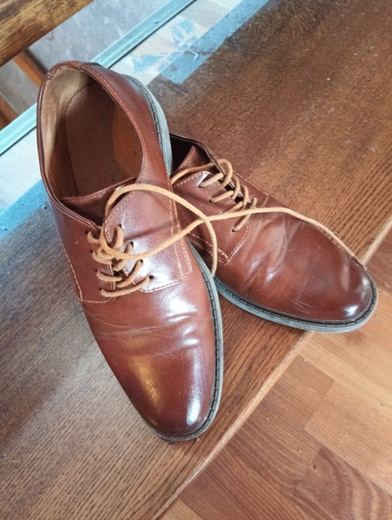Buty do garnituru