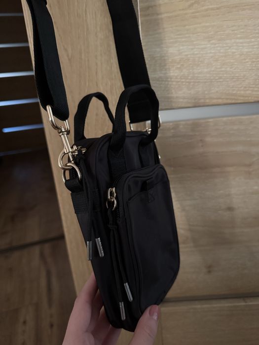 mała torebka na ramię h&m czarna regulowany pasek złote elementy
